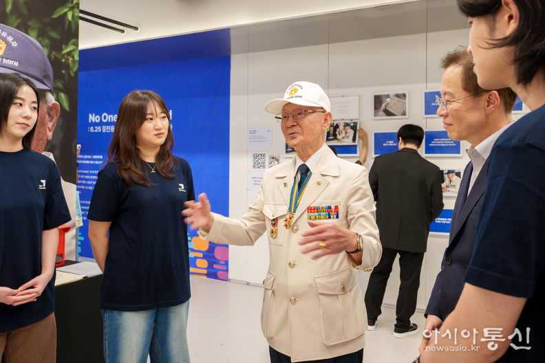 이철옥 대한민국6·25참전유공자회 성동구지회장의 얘기를 듣는 모습
