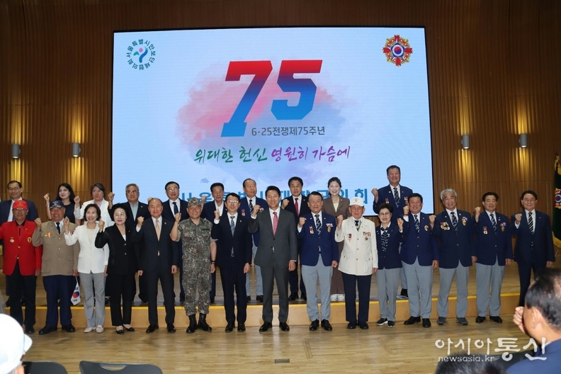구미경의원이(뒷줄 오른쪽에서 두 번째. 갈색 정장) 기념식에 참석해 기념촬영을 하고 있다