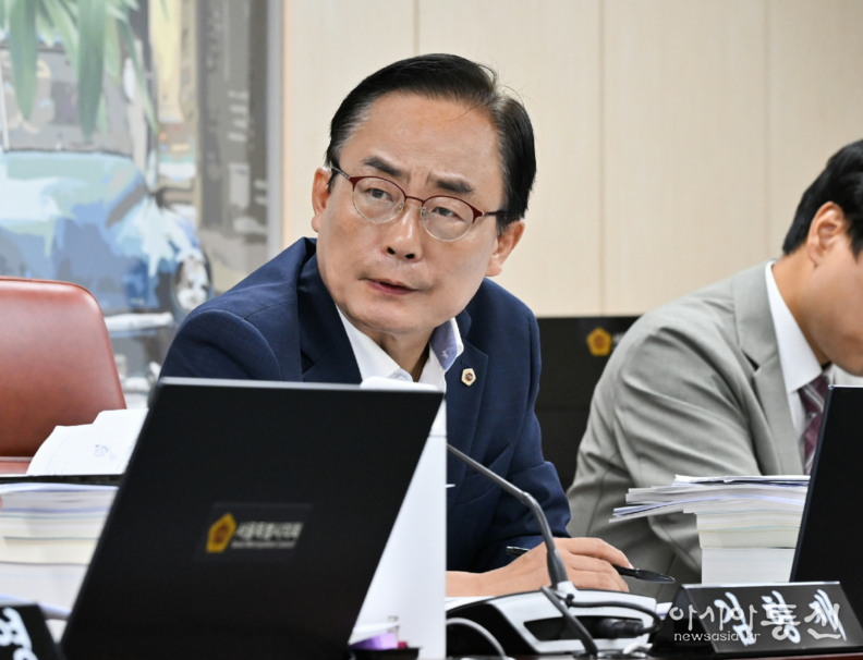 김형재 의원이 제331회 정례회 문화체육관광위원회 2024회계년도 결산 심사에서 질의를 하고 있다.
