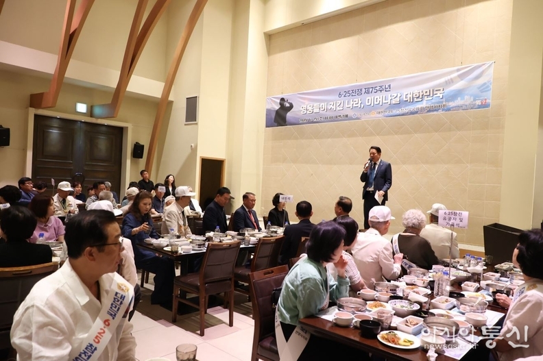 참전용사와 순국선열의 숭고한 희생정신을 기리는 특별한 행사에서 인사말을 하는 최대호 안양시장
