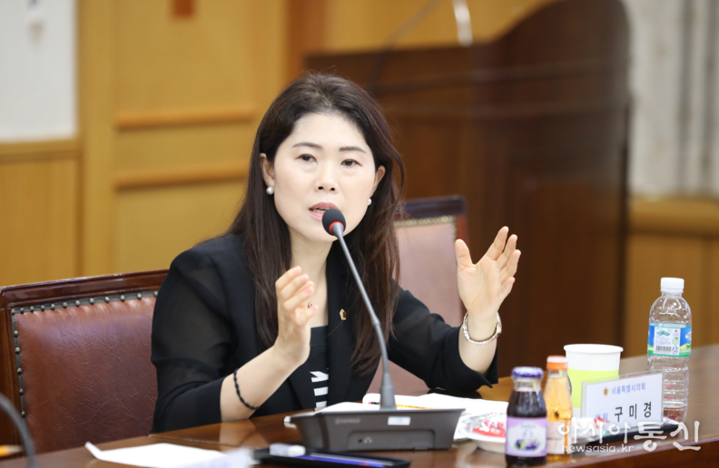 구미경의원이 회의에 참석하여 발언을 하고 있다.
