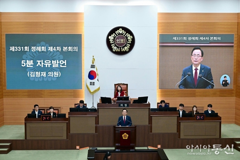 김형재 의원이 27일 열린 제331회 서울시의회 정례회 본회의에서 5분 자유발언을 통해 오세훈 시장에게 서울시 ‘감사의 정원’ 조성안에 국기 게양대 설치 등 태극기 상징성 보완을 주문하고 있다.