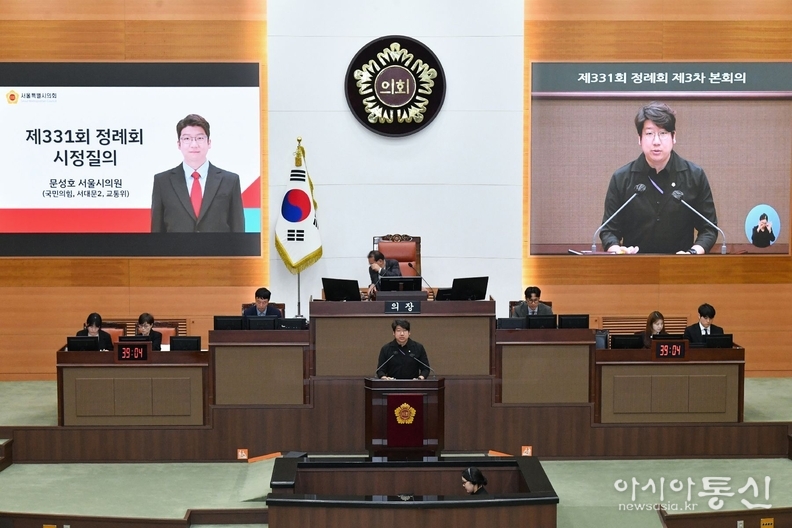 지난 본회의 당시 시정질의하는 문성호 서울시의원. 내용과는 무관