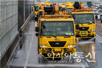 자동차전용도로 살수 작업