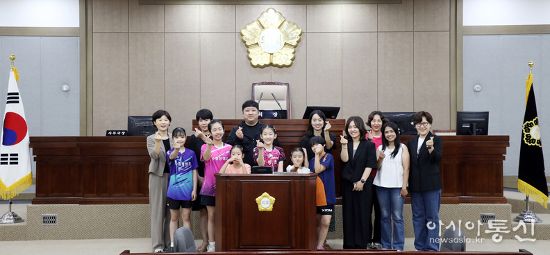 수원특례시의회 문화체육교육위원회 장미영 위원장(더불어민주당, 광교1·2동)은 청명초등학교 여자탁구부 선수단 및 학부모들과 간담회를 가졌다.