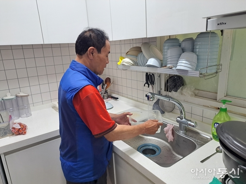 청와아파트에서 처음으로 수돗물을 틀고 있는 모습.