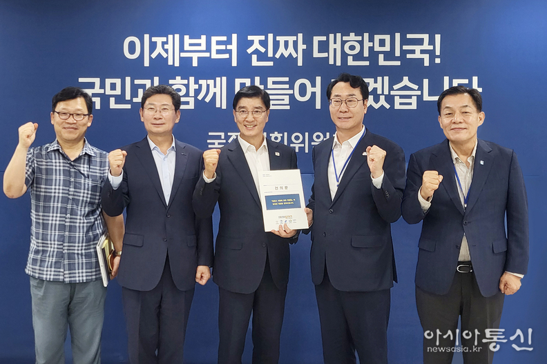 ‘특례시 지원에 관한 특별법 제정 촉구 건의문’ 전달 후 이재준 수원시장(오른쪽부터), 정명근 화성시장, 국정기획위원회 이해식 정치행정분과장, 이상일 용인시장, 행정안전부 나채목 자치분권지원과장이 함께하고 있다.