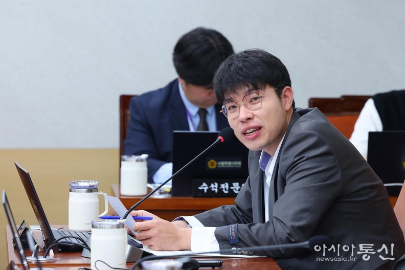 제331회 정례회 도시계획균형위원회 미래청년기획관 소관 회의에서 임규호 의원이 발언 하고 있는 모습.