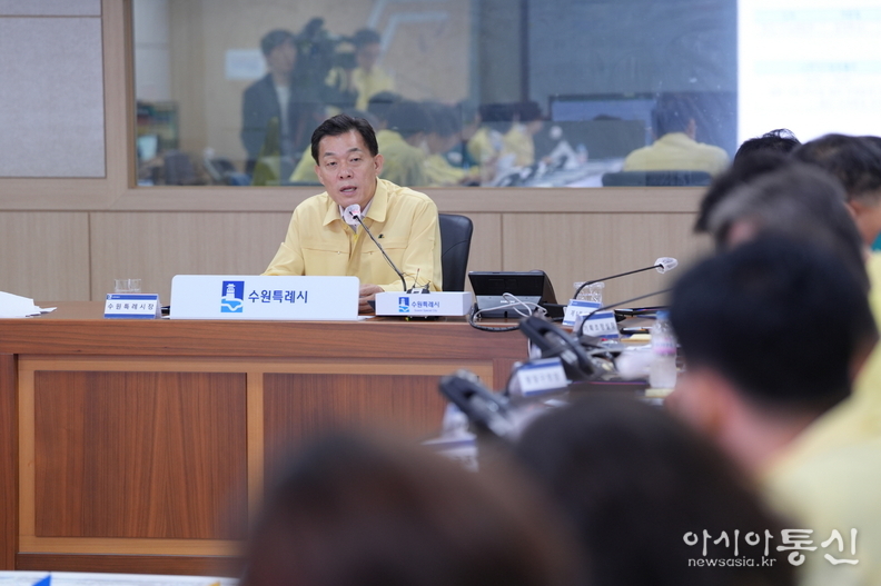 이재준 시장이 ‘2025년 여름철 극한 폭염 대비 긴급대책회의’를 주재하고 있다.