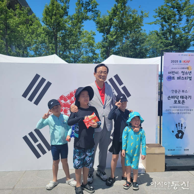 김형재 의원이 12일 개최된 ‘2025 광복 80주년 나라사랑 어린이·청소년 아트 페스티벌’에 참석해 어린이들과 함께 태극기 스티커 붙이기를 하고 기념촬영을 하고 있다.