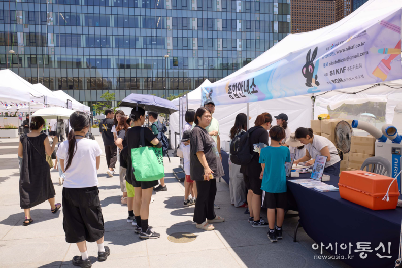 12일 개최된 ‘2025 광복 80주년 나라사랑 어린이·청소년 아트 페스티벌’에 참석하여 참가등록을 하고 있는 어린이들.