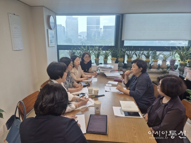 김영옥 보건복지위원장이, ‘여성발전센터 5개소 센터장과 간담회를 개최 하고 있다.