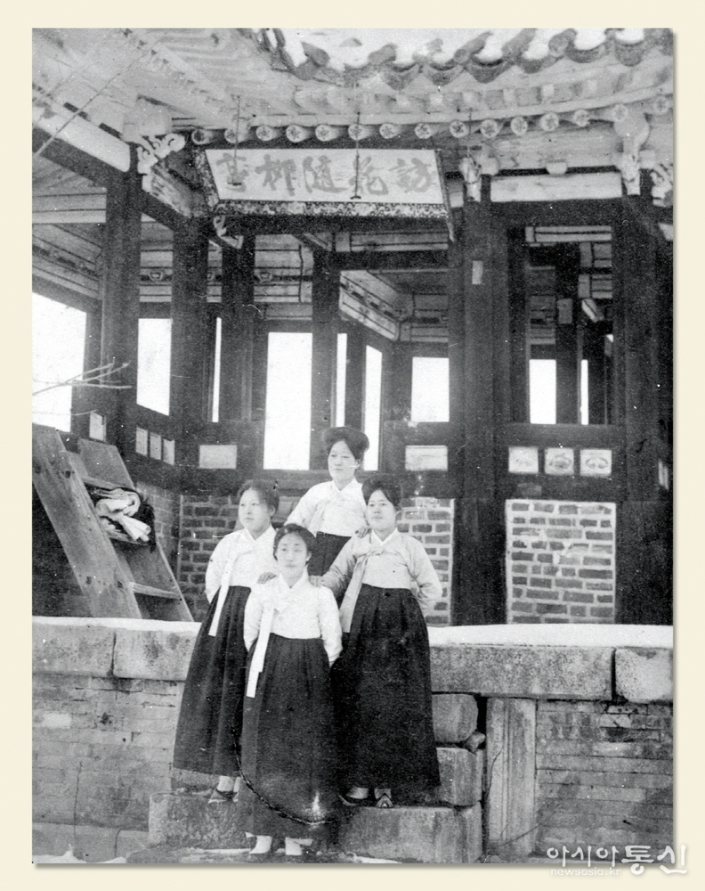 1920년대 촬영된 사진 속 원본 현판. 독립기념관 소장.