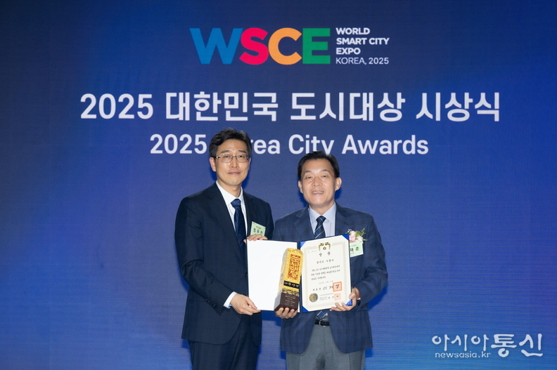 )이재준 수원시장(오른쪽)이 ‘2025년 대한민국 도시대상’ 시상식에서 대통령상을 받고 있다.