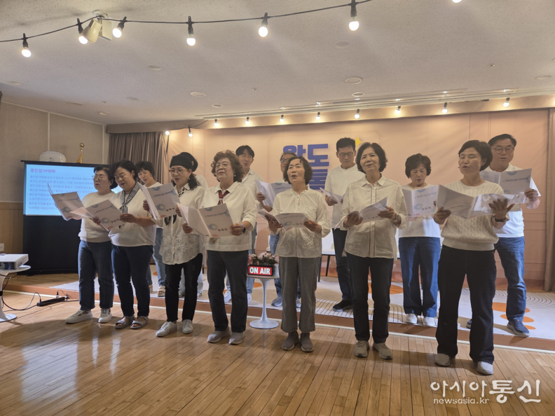 왕십리 도선동 주민들이 주민총회 식전공연을 하고있다.