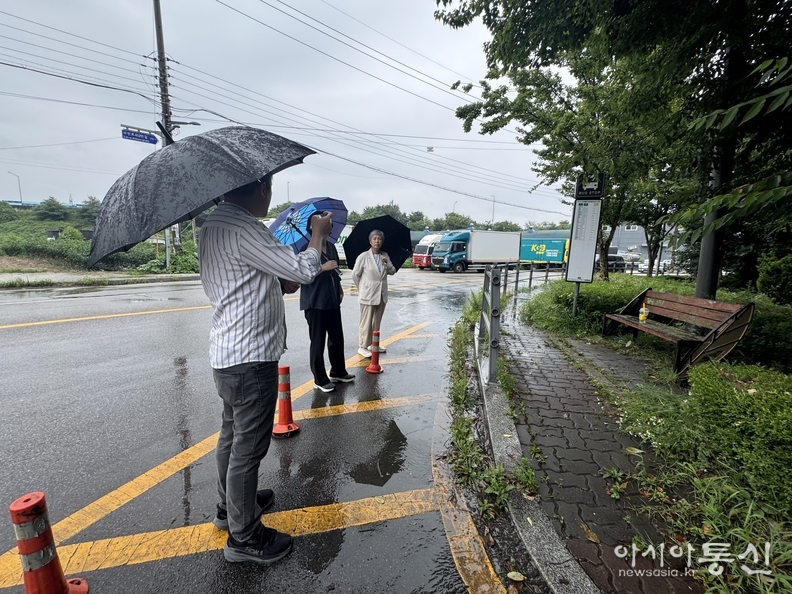 수원특례시의회 윤경선 의원이 버스정류장 현장을 방문해 실태를 점검하고 있다
