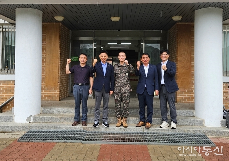 이계삼 안양시 부시장(왼쪽두번째)이 군부대 관계자들과 간담회를 마치고 기념사진을 찍고 있다