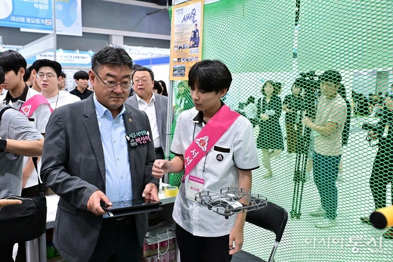 체험부스를 방문한 박상혁 위원장