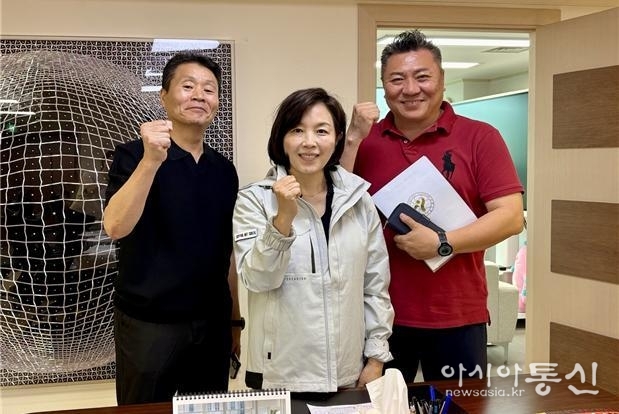 2025. 6. 13.(금) 서울특별시농구협회와의 간담회 후 기념촬영하는 김경 위원장(가운데)