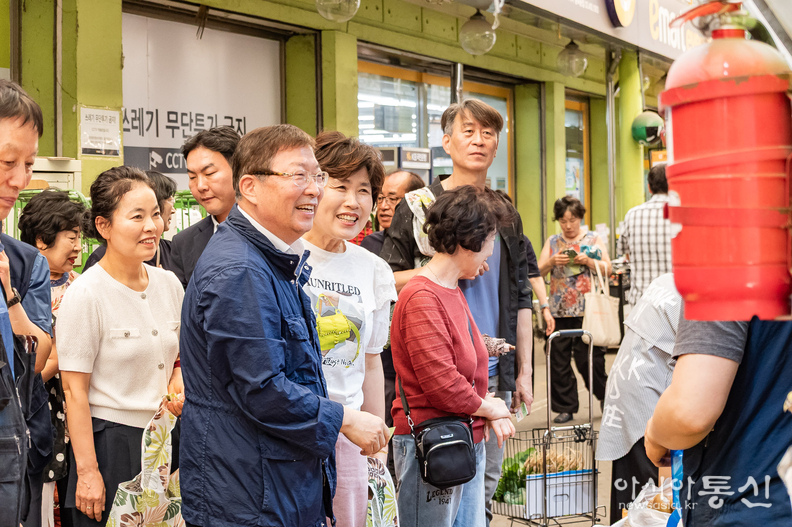 중곡제일시장에서 상인과 소통하는 모습