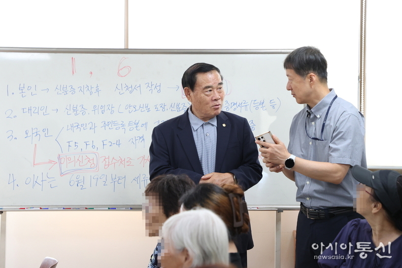 이재식 수원특례시의회 의장이 민생회복 소비쿠폰 신청 현장을 점검 하고 있다
