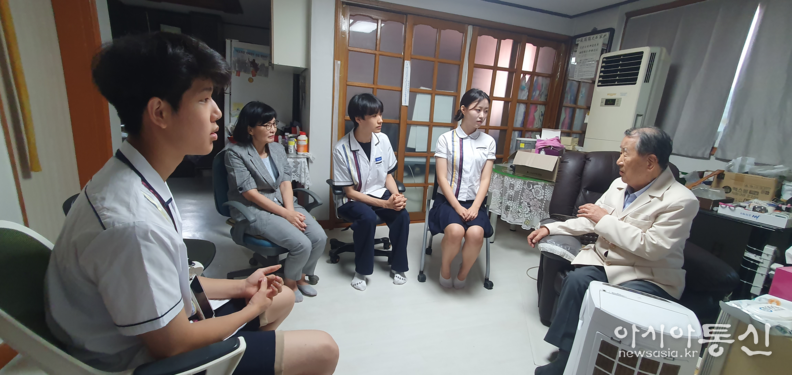 참전유공자의 이야기에 경청하는 학생들 모습