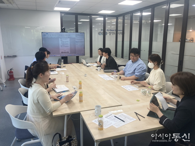 수원의 사회적경제기업들이 회의를 하고 있다.