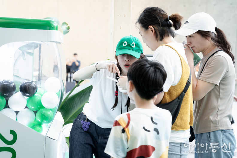디자인 둘레길 입구에 있는 축제안내소를 방문하면 리플릿 및 웰컴선물이 제공된다.<br>
※ 2024년 DDP 여름축제 사진