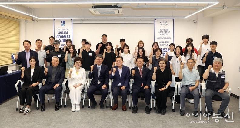  지정기부금 장학생 장학증서 수여식에서 기념촬영을 하고 있다