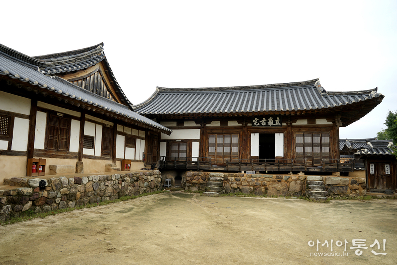 <경북 안동시, <strong>"한국의 역사마을 로서 유네스코 세계문화유산에 등재된, 안동하회마을 여름 풍경(양진당)"</strong>> 김광부 기자