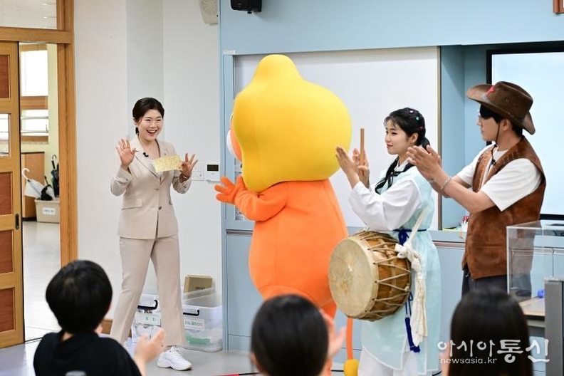 구미경의원이 숭신초등학교 학생들과 촬영을 하고 있다