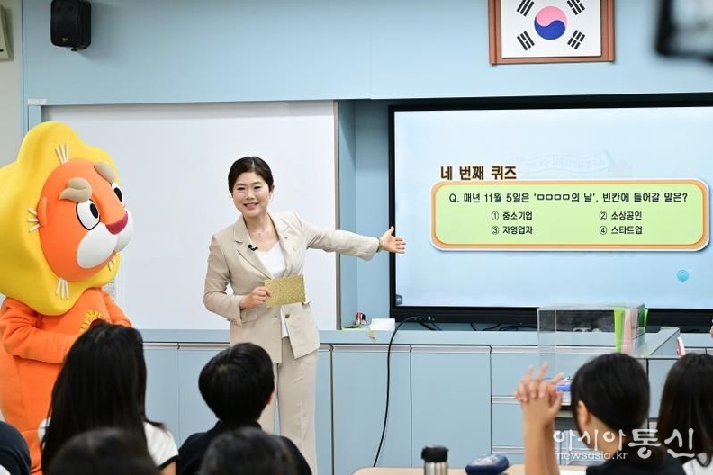 구미경의원이 숭신초등학교 학생들과 촬영을 하고 있다