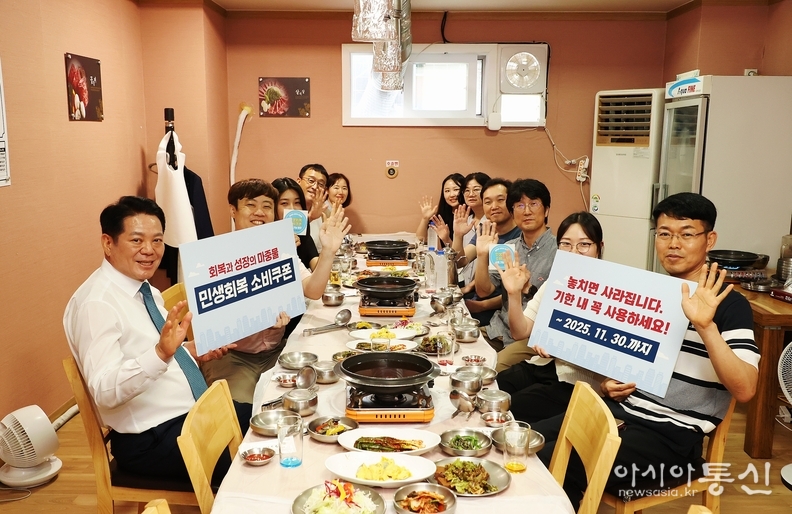 최대호 안양시장이 24일 소비쿠폰 사용처를 방문해 현장의 목소리를 청취하고 사용 독려 기념촬영을 했다.
