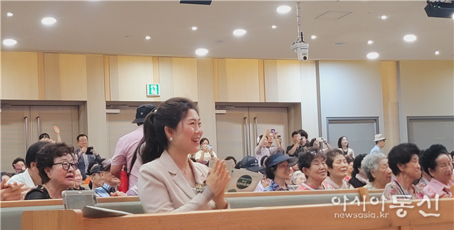 미경의원이 행사에 참석하여 주민들과 소통을 하고있다