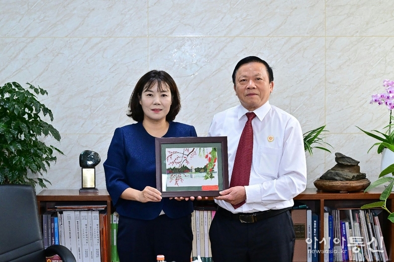 박성연 서울시의원(왼쪽)과 레 느 득(Lê Như Đức) 하노이시 재향군인회 회장이 7월 28일 서울시의회에서 열린 환담 행사 후 기념촬영을 하고 있다.