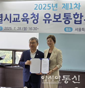 최유희 의원(왼쪽)이 유보통합추진자문위원회 위촉장을 전달받고 있다.