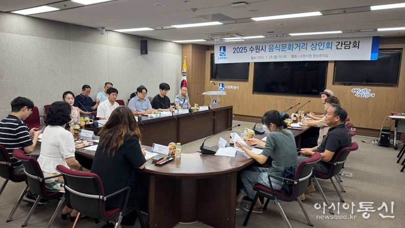 음식문화거리 상인회 간담회 참석자들이 의견을 나누고 있다.