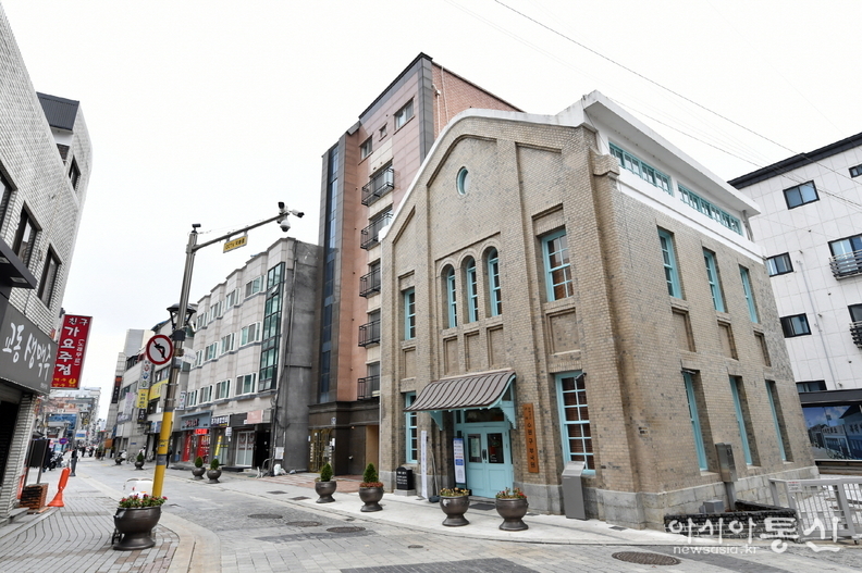 여름방학을 맞아 특별 프로그램을 운영하는 수원 구부국원.