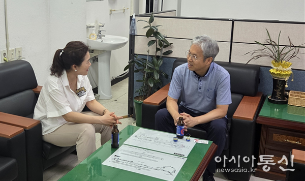 구미경의원이 왕십리역에 방문하여 역장과 면담을 하고 있다.