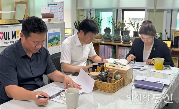 구미경의원이 서울교통공사 관계자들과 면담을 하고 있다