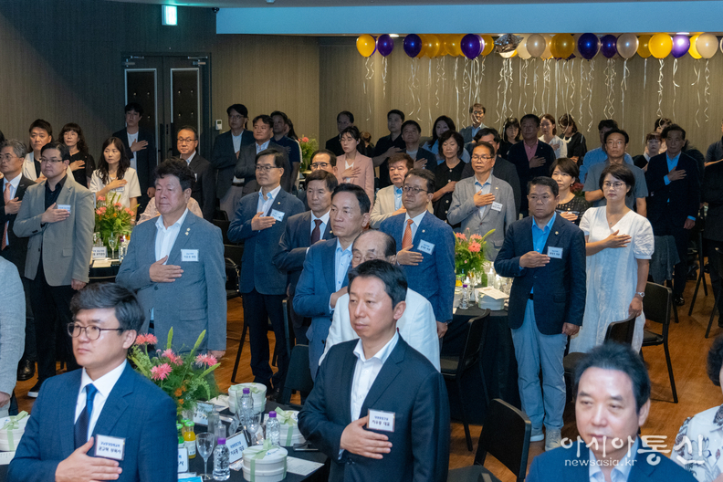 행사에 참석한 강남구의회 의원들(첫 번째 줄 좌측에서 1번째 이호귀 의장, 전인수 의원, 윤석민 의원, 황영각 의원, 두 번째 줄 한윤수 의원, 강을석 행정안전위원장, 이동호 운영위원장, 복진경 부의장, 이도희 경제도시위원장, 김진경 의원)