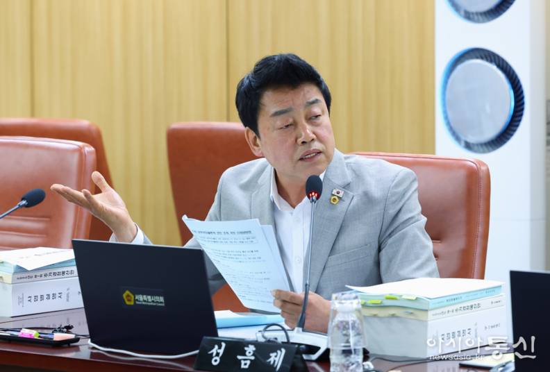 31회 정례회 기간 중 도시안전건설위원회에서 질의 중인 성흠제 의원