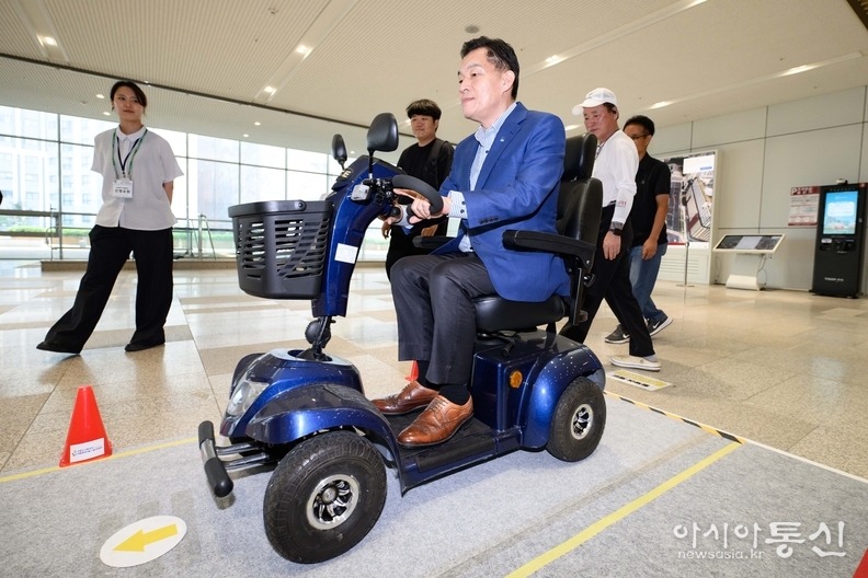 이재준 수원시장이 전동휠체어를 타고 장애물을 넘어가는 체험을 하고 있다.