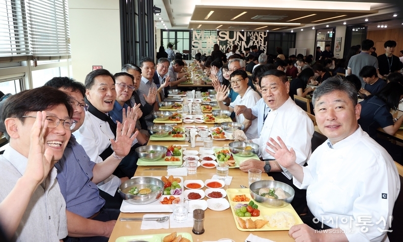 수원특례시의회(의장 이재식)는 수원시청 구내식당에서 열린 ‘2025 복날 맞이 복달임 직원 격려 행사