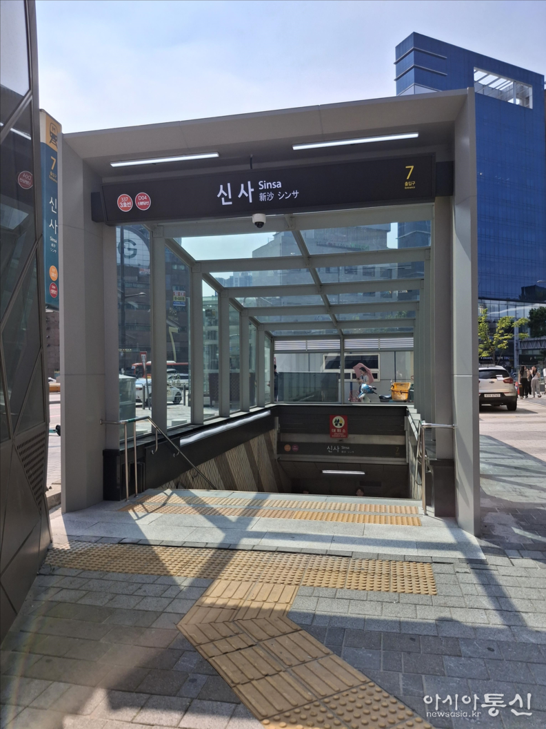 이새날 의원,“신사역 7번 출구 캐노피 설치 완료.