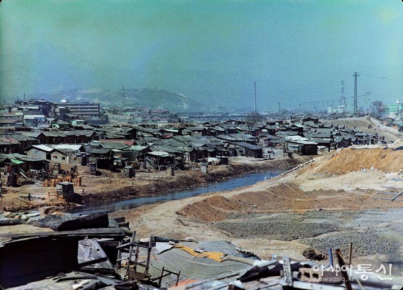 1970년대 노무라 모토유키가 찍은 청계천 판자촌(청계천박물관, 노무라 컬렉션)