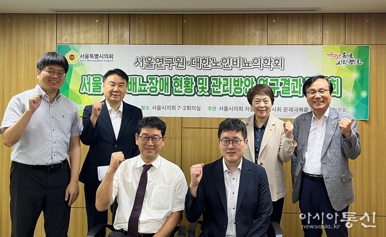 뒷줄 오른쪽부터 강석주 의원, 신동원 의원, 민병주 의원, 최수범 연구위원, 앞줄 왼쪽부터 김태효 교수, 박지수 교수)