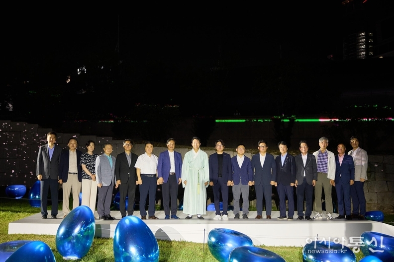 서울시의회 도시계획균형위원회 『서울라이트 DDP 2025 여름』개막식 참석 단체사진