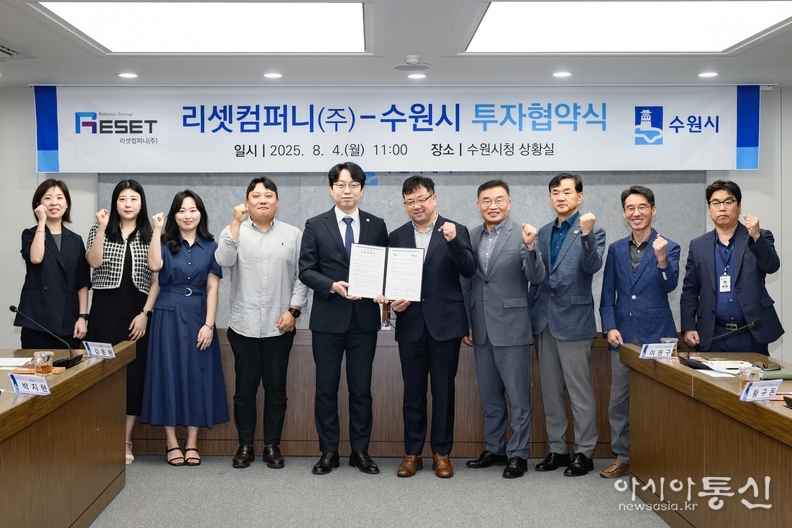 김현수 수원시 제1부시장(오른쪽 5번째)과 참석자들이 함께하고 있다.