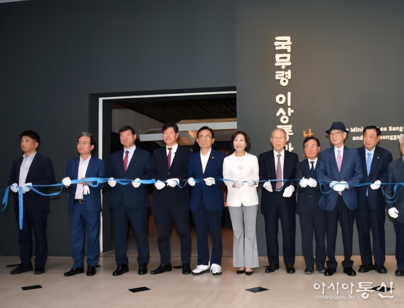 김형재 의원이 4일 서울역사박물관에서 열린 광복 80주년 기념 특별전‘국무령 이상룡과 임청각’과 ‘우리들의 광복절’공동 개막식에 참석하 여 내빈들과 함께 개막식 테이프 커팅을 하고 있다.